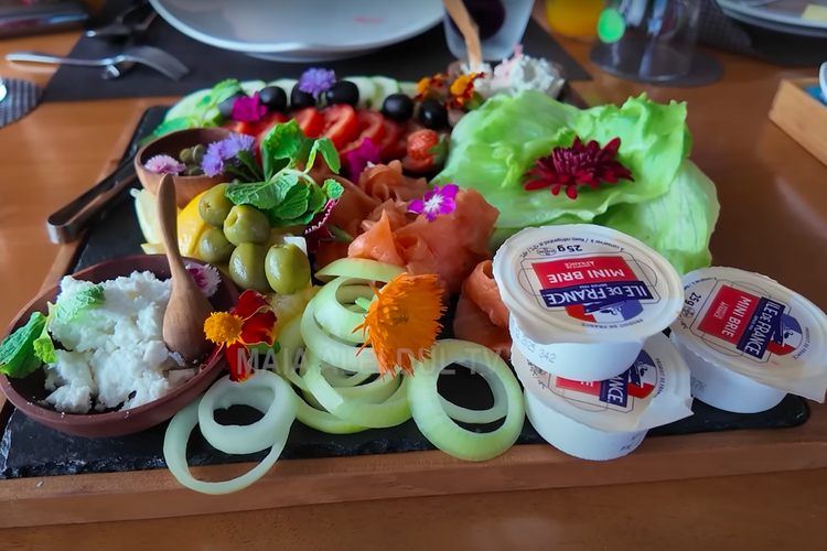 Syifa Hadju, El Rumi, vila Irwan Mussry, Maia Estianty, Al Ghazali, Alyssa Daguise, makanan Syifa Hadju, Intip Menu Makanan Syifa Hadju dan El Rumi saat Berkunjung ke Vila Irwan Mussry di Bali, Sup konro, Ikan gurame kuning, Lamb chop, Meal platter , Buah dan roti, Semur lidah sapi