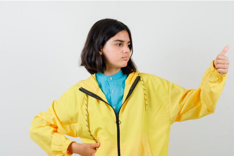 musim hujan, outfit musim hujan, inspirasi outfit, inspirasi outfit musim hujan, outfit saat hujan, outfit saat musim hujan, stylish saat musim hujan, 9 Inspirasi Outfit Musim Hujan, Tetap Stylish Meski Cuaca Mendung, 1. Jaket waterproof, 2. Boots anti slip, 3. Tas tahan air, 4. Celana quick dry, 5. Sweater rajut tipis untuk layering, 6. Rok midi yang tak mudah kusut, 7. Outer warna cerah, 8. Tote bag lipat waterproof, 9. Sandal platform anti licin