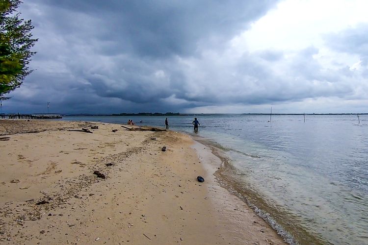 Jepara, 6 Pantai Indah di Jepara untuk Libur Santai, 1. Pantai Blebak, 2. Karimunjawa, 3. Pantai Kartini, 4. Pantai Bandengan, 5. Pantai Pulau Panjang, 6. Pantai Teluk Awur