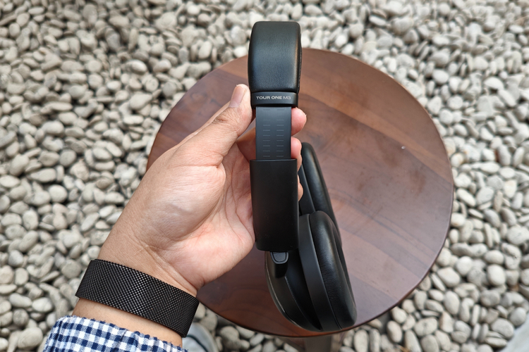 headphone, hands on, JBL Tour One M3 Smart Tx, fitur JBL Tour One M3 Smart Tx, spesifikasi JBL Tour One M3 Smart Tx, Hands-on JBL Tour One M3 Smart Tx: Ringan, Suara, Kotak kemasan simpel, isian lengkap, Headphone ringan, bantalan empuk, Konektivitas, Kontrol musik layar sentuh, ANC efektif redam bising, Audio "nendang" dan bisa diatur, Kesimpulan