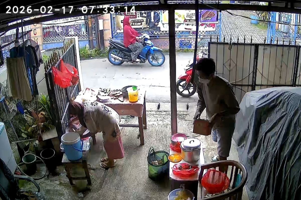 Kisah Nenek Atnah, 30 Tahun Berjualan Nasi Uduk, Modal Rp 700.000 Raib Digasak Pencuri Berkedok Pembeli, 30 Tahun Berdagang demi Keluarga, Kronologi Pencurian: Modus Pesan 4 Bungkus Nasi Uduk, Detail Kerugian dan Trauma Mendalam, Enggan Lapor Polisi dan Kehadiran Wali Kota