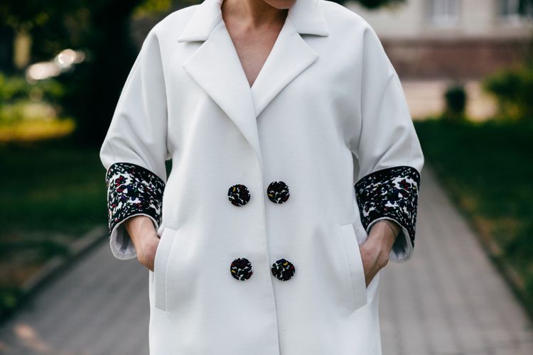 old money, outfit kantor, rekomendasi outfit kantor, outfit kerja wanita, baju kantor wanita, baju kantor, outfit kantor wanita, ootd kantoran, 4 Inspirasi Outfit Kerja Gaya Old Money yang Elegan dan Timeless, 1. Kemeja bordir , 2. Blus organza, 3. Setelan satu warna netral, 4. Outer bermotif 