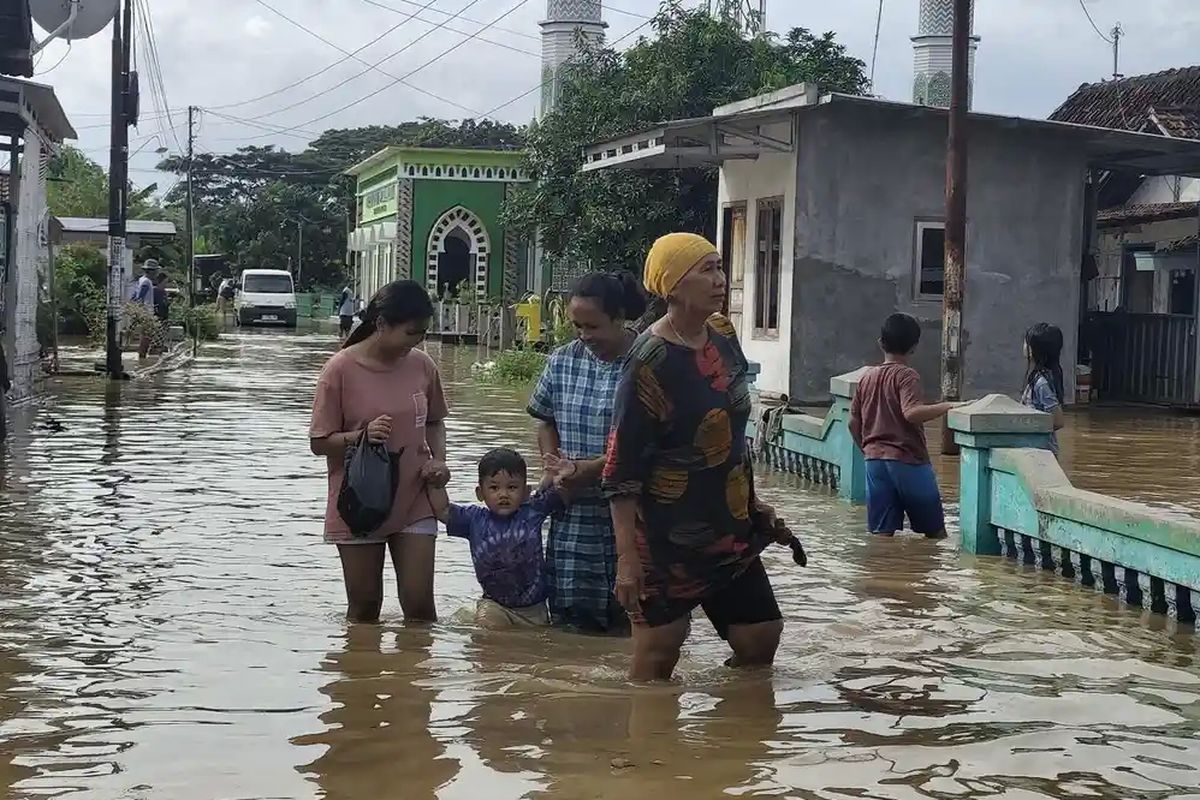 BPBD, banjir, BPBD Pati, BPBD: Seluruh Kecamatan di Kabupaten Pati Sudah Terendam Banjir, Genangan Banjir Terkosentrasi di Enam Kecamatan, Titik Pengungsian Korban Banjir Bertambah, Status Tanggap Darurat dan Dukungan BNPB, Dapur Umum Aktif, Anggaran Masih Gunakan APBD