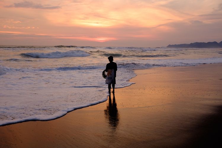Kebumen, pantai, 8 Pantai Terindah di Kebumen, Ada yang Dijuluki New Zealand-nya Indonesia, 1. Pantai Menganti (Si New Zealand-nya Indonesia), 2. Pantai Surumanis, 3. Pantai Bopong, 4. Pantai Logending (Pantai Ayah), 5. Pantai Karang Bolong, 6. Pantai Laguna Lembupurwo, 7. Pantai Lampon, 8. Pantai Watu Bale