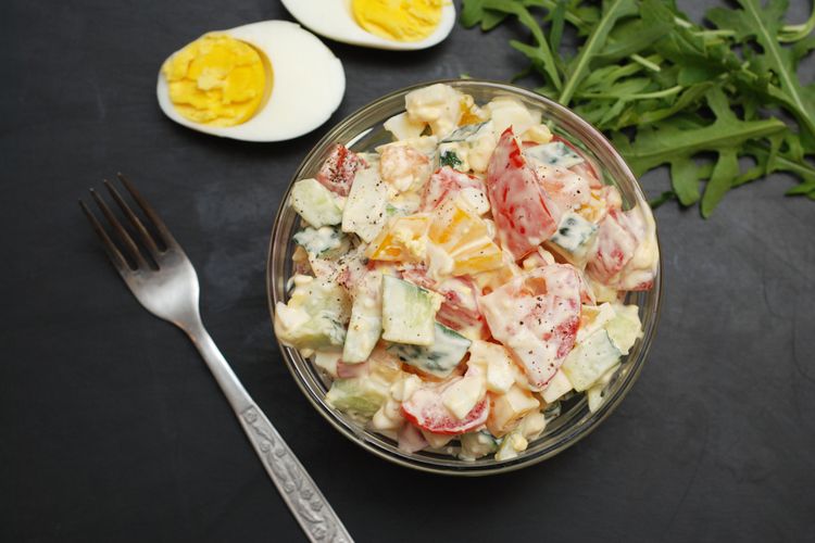 cara membuat salad sayur, resep salad sayur sehat, trik salad sayur tidak cepat berair, cara bikin salad tetap segar, tips salad anti layu, 10 Trik Bikin Salad Sayur Tetap Segar, Tidak Cepat Berair dan Tetap Kriuk, 1. Gunakan sayuran segar, 2. Cuci dengan air mengalir, 3. Simpan di wadah kedap udara, 4. Potong sayuran dengan tangan, 5. Blansir sebentar untuk sayuran keras, 6. Gunakan dressing secukupnya, 7. Tambahkan dressing saat akan disajikan, 8. Gunakan dressing berbasis minyak, 9. Tambahkan keju rendah lemak, 10. Tambahkan buah dengan benar