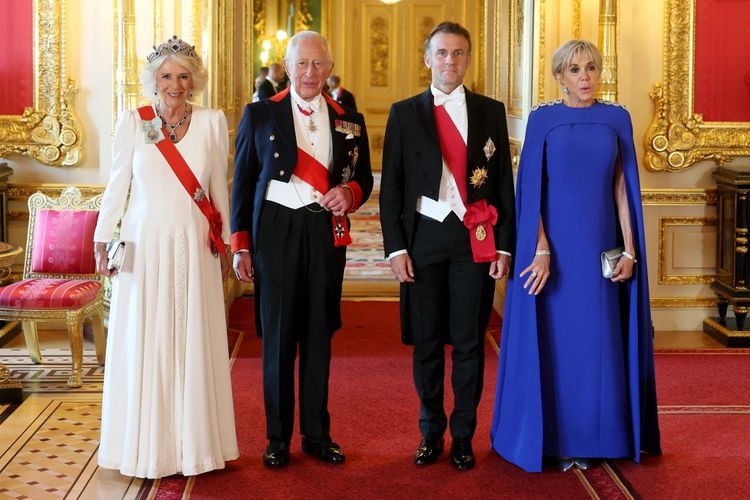 Emmanuel Macron, Brigitte Macron, gaya Brigitte Macron, Gaya Brigitte Macron, Raja Charles III, Camilla, Presiden Perancis, emmanuel macron, camilla, raja charles iii, busana brigitte macron, gaya brigitte macron, gaya istri emmanuel macron, 5 Gaya Brigitte Macron di Usia 72 Tahun Saat Kunjungan Bersama Emmanuel Macron, 1. Gaun putih di Kastel Windsor, 2. Tampilan formal bernuansa nude, 3. Gaun royal blue untuk jamuan kenegaraan, 4. Gaya semi-formal yang rapi, 5. Dress putih saat berkunjung ke Indonesia