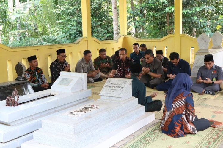 ziarah, Ziarah Kubur, hukum ziarah kubur, Mengapa Muslim Dianjurkan Ziarah Kubur? Ini Manfaatnya untuk Melembutkan Hati, Pengertian Ziarah Kubur, Perubahan Hukum, dari Larangan Menjadi Anjuran, Hukum Ziarah Kubur bagi Wanita, 5 Manfaat Spiritual Ziarah Kubur