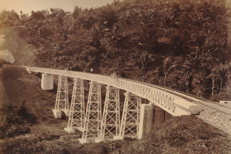 Kereta Api, Sejarah Kereta Api Indonesia, dari Jalur Pertama Kemijen hingga Era Kereta Cepat, Jalur Pertama dan Tarif Tiket Tiga Kelas, Ekspansi ke Jawa Timur dan Luar Jawa, Masa Pendudukan Jepang dan Perubahan Nama, Lahirnya PT KAI dan Era Modernisasi, Fakta Menarik Sejarah KA