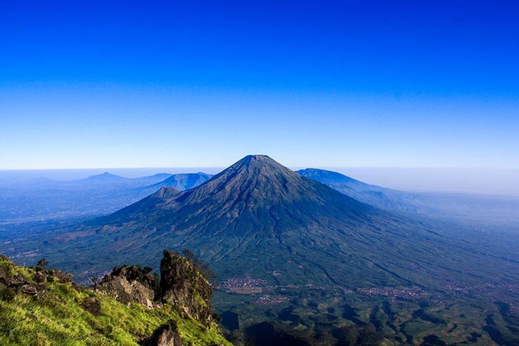 Gunung Prau, Wonosobo, alternatif gunung di wonosobo, gunung alternatif selain prau di wonosobo, gunung di wonosobo, 5 Gunung Alternatif di Sekitar Wonosobo Saat Gunung Prau Terlalu Ramai, 1. Gunung Sindoro, 2. Bukit Sikunir, 3. Bukit Sipandu, 4. Gunung Bismo, 5. Gunung Kembang