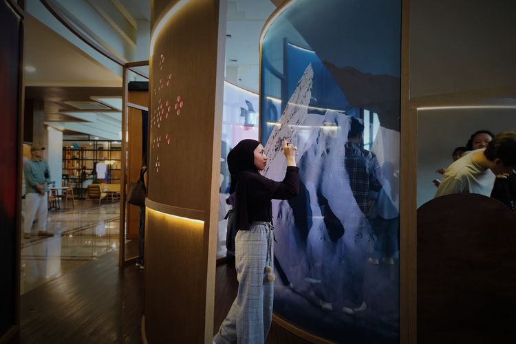 sore istri dari masa depan, sore istri dari masa depan 2025, Pameran Seni Chronospira, Menjadi Sosok Sore dalam Pameran Seni Chronospira, Instalasi Film Sore di Artotel Gelora Senayan