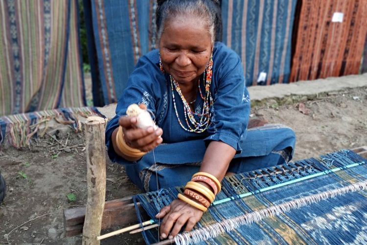Tenun Ikat, suara perempuan, Tenun NTT, perlawanan kebudayaan, tenun tradisional, Tenun, Suara Perempuan yang Jadi Wajah Perlawanan Kebudayaan  di NTT
