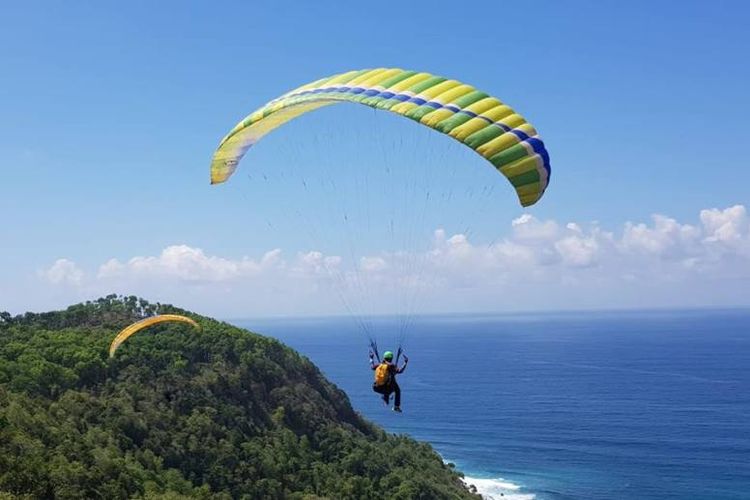 Malang, wisata di Malang, Rekomendasi 7 Tempat Wisata di Malang Raya, Banyak Pemandangan Alam, 1. Bukit Budug Asu (Lereng Gunung Arjuno), 2. Puncak Bundu (Bukit Purwo), 3. Kebun Teh Wonosari, 4. Bukit Kuneer, 5. Brakseng (Sumber Brantas), 6. Paralayang Batu (Gunung Banyak), 7. Bukit Waung (Pantai Modangan)