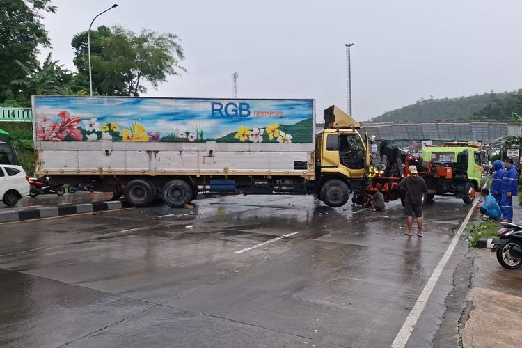 rem blong, kendaraan besar, kecelakaan, Kejadian Lagi, Kecelakaan Beruntun di Exit Tol Bawen Akibat Rem Blong