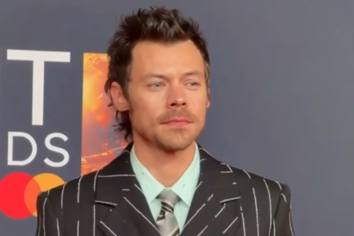 BRIT Awards, Harry Styles, Chanel, Harry Styles Tampil Berani di BRIT Awards 2026, Kenakan Chanel dan Sepatu Ballet, Setelan Chanel dari koleksi Métiers d’Art 2026, Gaya yang mendukung konsep musik, Evolusi gaya Harry Styles, Fashion sebagai identitas