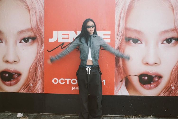 Jisoo, Jennie, Lisa, rose, konser blackpink jakarta, konser blackpink di jakarta, konser blackpink jakarta 2025, konser blackpink 2025, Blackpink Jakarta 2025, inspirasi outfit nonton konser blackpink, rekomendasi outfit nonton konser hijab, rekomendasi outfit nonton konser kpop, blackpink jakarta, blackpink concert, outfit nonton konser blackpink, 8 Ide Outfit Konser Blackpink Jakarta 2025, Ada Hijab Friendly, 1. Edgy street style ala Jennie , 2. Rose, jaket kulit dan celana longgar, 3. Mini dress dengan kemeja pink ala Rose, 4. Long sleeve crop top motif dan jeans cut bray ala Lisa, 5. Long sleeve dan pleated skirt seperti Jisoo, 6. Sweater oversized garis ala Jennie , 7. All black look dengan tie front cut out cap sleeve top seperti Lisa, 8. Outfit monokrom dengan cargo pants ala Jisoo