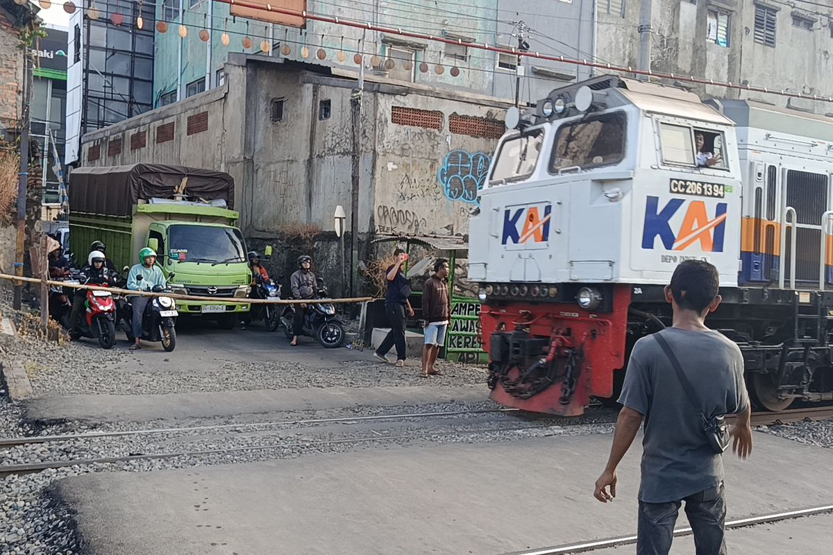 Peraturan Pemerintah, pelintasan sebidang, Pelintasan Sebidang Sifatnya Sementara, Harus Dibuat Flyover atau Underpass