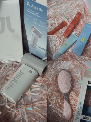 souvenir bridesmaid, Ranty Maria, Intip 10 Isi Souvenir Bridesmaid Ranty Maria, dari Pajamas hingga Hair Styler, 1. Pajamas, 2. Tas tangan bernuansa netral, 3. Sunscreen dan lip serum, 4. Kipas mini yang praktis, 5. Hair brush untuk perawatan rambut, 6. Produk perawatan rambut, 7. Hair styler premium, 8. Lensa kontak, 9. Gelang charms dengan sentuhan personal, 10. Love letter personal