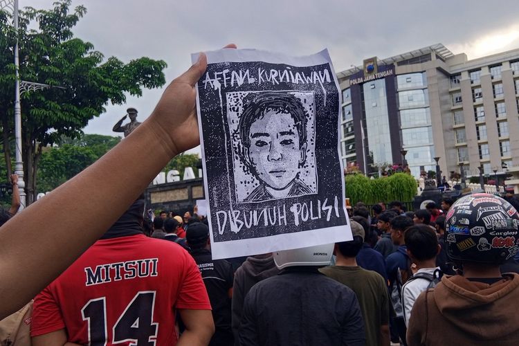 Semarang, kantor gubernur jateng, demo di semarang, demo di semarang hari ini, demo di semarang hari ini menuntut apa, Tangis Pedagang Kantin Pemprov Jateng Usai Kerusuhan Usaha Hancur, Dua Mobil Hangus, Bertahan di Tengah Gas Air Mata, Ketakutan Saat Massa Membakar Mobil, Kehilangan Mata Pencaharian, Polisi Amankan Puluhan Demonstran, Kondisi Semarang Usai Kericuhan
