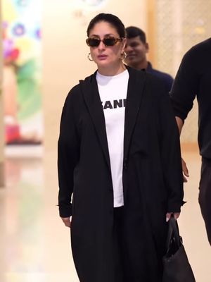 Kareena Kapoor, kareena kapoor sekarang, kareena kapoor meninggal hoaks, gaya kareena kapoor, foto kareena kapoor terkini, daayra film, film terbaru kareena kapoor, 9 Gaya Stylish Kareena Kapoor, Bisa Jadi Inspirasi, 1. Penampilan Kareena Kapoor di acara Birmingham, 2. Floral saree, 3. Gaun ungu, 4. Strapless peach dengan shawl, 5. Gaun biru silver penuh detail, 6. All-black airport look, 7. Gaun hitam berkilau, 8. Gaya sporty kasual, 9. Gaya santai