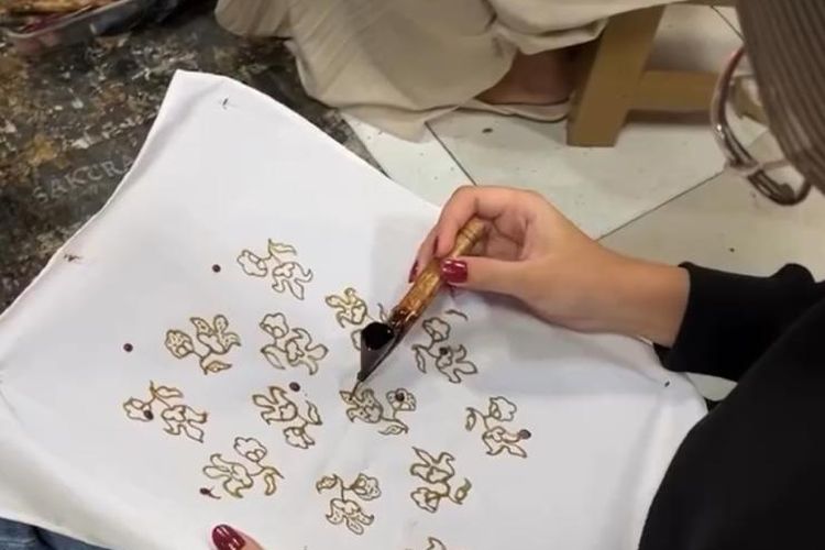Ratu Maxima, Kampung Batik Laweyan, Wisata Solo, respati ardi, ratu belanda di indonesia, Ratu Belanda ke Solo, ratu maxima belanda kunjungi indonesia, Kampung Batik Laweyan dikunjungi ratu belanda, Wisata Solo ala Ratu Belanda, Berkunjung ke Kampung Batik Laweyan, Batik Laweyan sudah ada sejak era Pajang, Pusat industri batik dan lahirnya para juragan, Meredupnya Laweyan, gempuran tekstil printing, Pariwisata bangkitkan Kampung Batik Laweyan, Dikunjungi Ratu Belanda Maxima