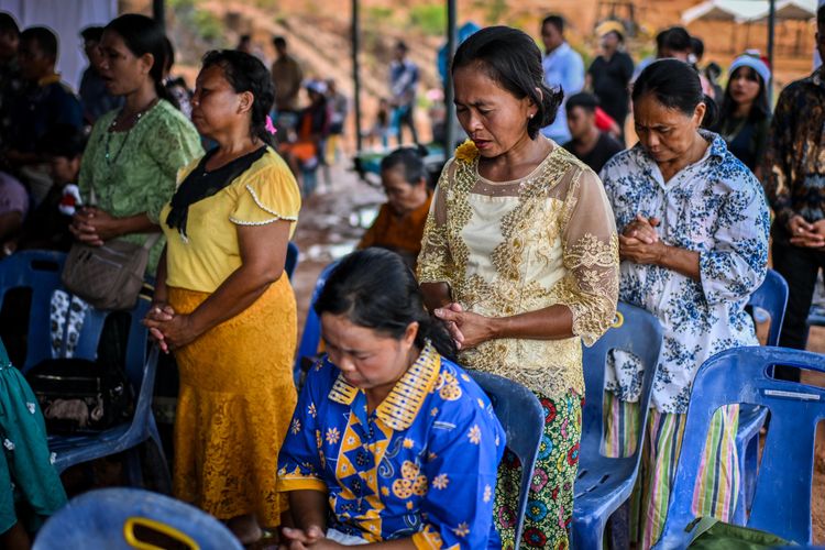 Natal, BERITA FOTO: Natal di Pengungsian, Beberapa kehilangan rumah, Mengaku bersyukur, Empati untuk masyarakat Kristiani, Salam natal dari Presiden