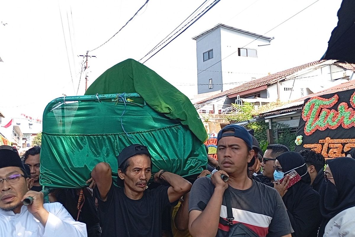 DPRD Makassar, demo 29 agustus 2025, dprd makassar dibakar, gedung dprd makassar, gedung dprd makassar dibakar, Pesan Terakhir Abay, Staf Humas DPRD Makassar yang Tewas Saat Gedung Dibakar Massa: Sesak Napas Ya Allah, Rumah Duka Dipadati Pelayat, Terjebak di Lantai Tiga Gedung DPRD, Empat Orang Tewas, Beberapa Luka Berat, Demo Meluas Akibat Tragedi Affan Kurniawan
