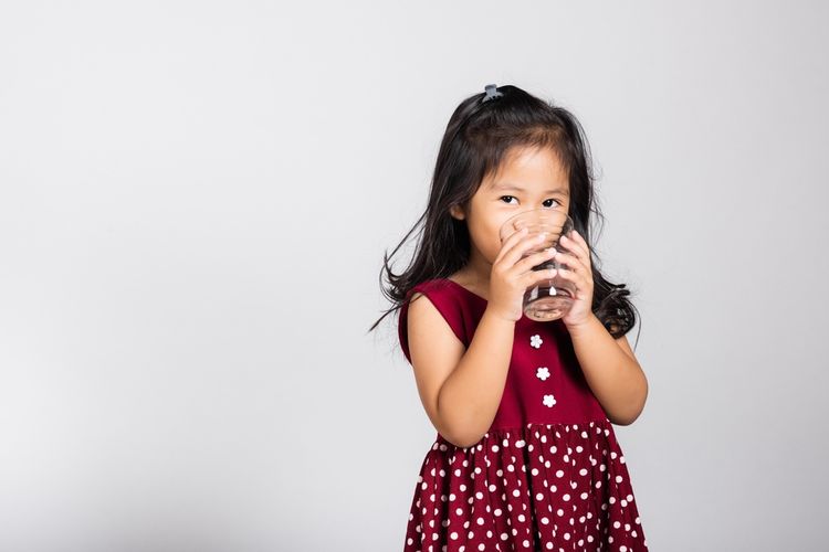 fenomena kabut, cara menjaga kesehatan anak, cuaca dingin dan berkabut, Cara menjaga kesehatan anak, Cuaca dingin dan berkabut, jakarta berkabut, cuaca berkabut, depok berkabut, cuaca kabut jabodetabek, udara dingin jabodetabek, bekasi berkabut, Cuaca kabut jakarta, cuaca dingin jabodetabek, Jabodetabek Diselimuti Kabut, Ini 6 Cara Menjaga Kesehatan Anak Saat Cuaca Dingin, 1. Beri makanan penambah kekebalan tubuh, 2. Pastikan anak tidur secukupnya, 3. Ganti pakaian mereka, 4. Gunakan beberapa lapis pakaian, 5. Ambil waktu istirahat, 6. Jaga anak tetap terhidrasi