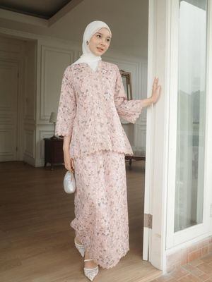 7 Rekomendasi Busana Lebaran 2026, Bikin Terlihat Anggun dan Bersahaja, 1. Halimah Gamis Hanbok, 2. Janur Among Collection by Thenblank, 3. Abaya Turkiye Multifungsi, 4. La Zurra Signature (Rompi Lepas) by Javina, 5. Gamis Bini Orang by Butik Care, 6. Al Kisah by Damakara Official, 7. Alea One Set Baju Kurung oleh Leviora