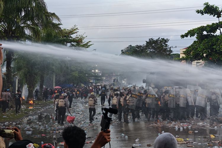 gas air mata, bahaya gas air mata, gas air mata adalah, gas air mata apakah bahaya, Pakar Unair Ungkap Bahaya Gas Air Mata, Bagaimana Cara Mengatasinya?, Kandungan Kimia Gas Air Mata, Cara Kerja Gas Air Mata, Bahaya Bergantung Kadar dan Durasi Paparan, Risiko Radang dan Komplikasi, Cara Mengatasi Jika Terkena Gas Air Mata