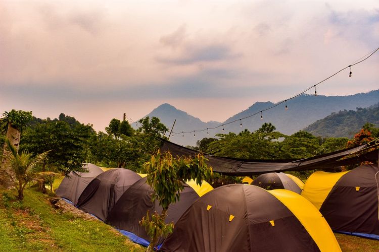 penginapan, Sentul, 5 Tempat Staycation di Sentul Bogor, Cocok untuk Keluarga, 1. Tumbuhejo Campground &amp; Resto, 2. Tirta Arsanta, 3. Pendopo Ciherang, 4. KM Zero Resort Sentul, 5. Villa Rosomulyo Sentul