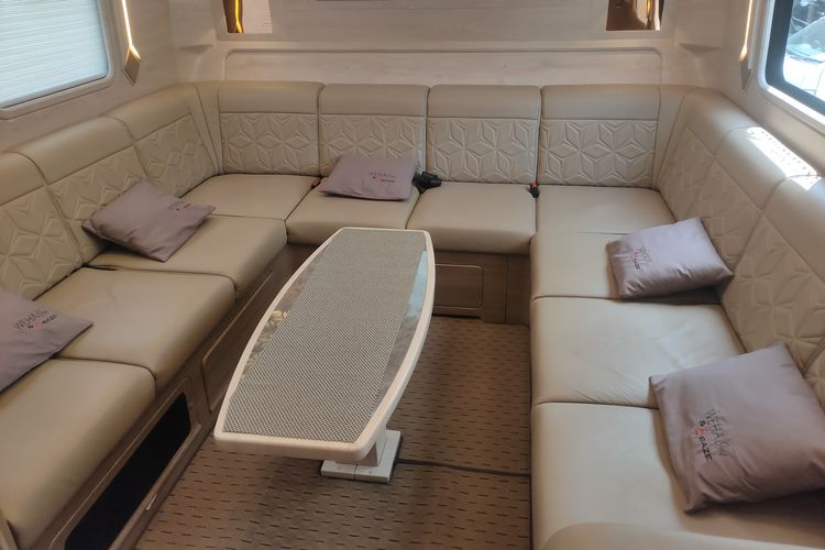 bus pariwisata, bus baru, medium bus, bus mewah, White Horse, White Horse Luncurkan Bus Weha One Terbaru, Ada Sofa dan Ruang Karaoke