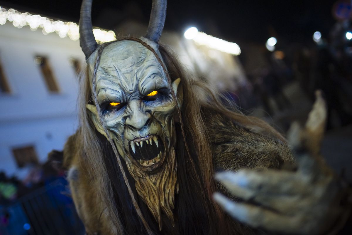 Krampusnacht, Krampuslauf, perayaan Natal, Krampus, tradisi Natal, tradisi perayaan Natal, Krampus, Monster Separuh Kambing dalam Tradisi Natal Krampuslauf, Asal usul nama dan sosok Krampus, Dipercaya sebagai bagian dari ritual pagan, Kapan Krampus muncul?, Mengapa dikaitkan dengan Santo Nikolas?, Tradisi Krampuslauf