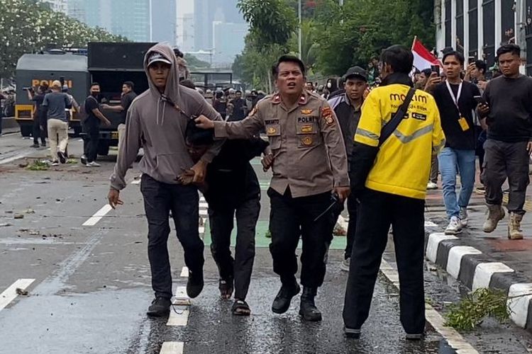 demo 25 agustus 2025, bubarkan DPR, Demo 25 Agustus 2025 Tuntutan Bubarkan DPR Memanas di Jakarta, Polisi Gunakan Water Cannon, Demo 25 Agustus 2025: Tuntutan Bubarkan DPR Memanas di Jakarta, Peserta Aksi Kritik Keras Terhadap DPR, Kericuhan dan Ketegangan Di Lapangan, Polisi Gunakan Water Cannon untuk Membubarkan Massa, Luka dan Kerusuhan: Dua Orang Tertimpa Akibat Aksi, Aksi "Revolusi Rakyat Indonesia" Mencuat di Media Sosial