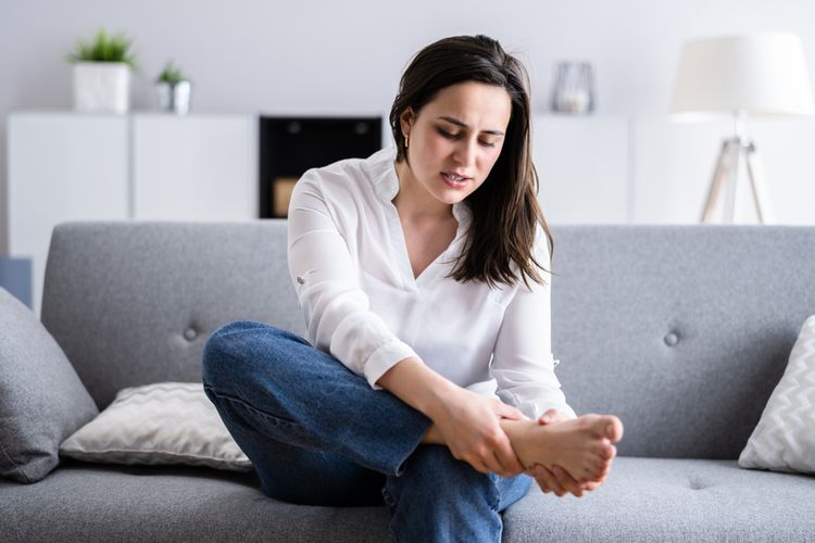 Bau kaki, cara mengatasi bau kaki, penyebab bau kaki, bromodosis, kaki bau, tips kesehatan kaki, kebersihan kaki, bau kaki karena apa, Mengapa Kaki Bisa Bau? Ini 4 Penyebab yang Perlu Diwaspadai, 1. Keringat yang terperangkap, 2. Bakteri, 3. Jamur, 4. Kondisi kesehatan