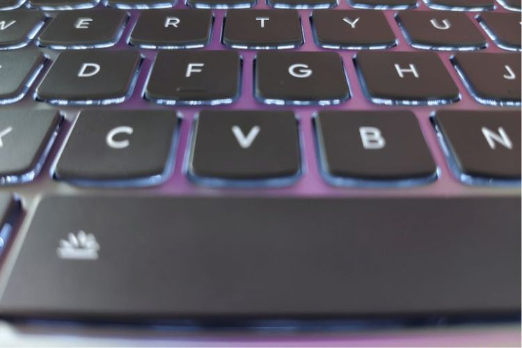 Lenovo, IdeaPad Slim 5, AMD Ryzen, laptop tipis dan ringan, AMD Ryzen 7, laptop bisnis, Menjajal Langsung IdeaPad Slim 5 13ARP10: Mobilitas Tinggi, Performa Mumpuni, Desain profesional dan ringkas, Resolusi tinggi untuk multitasking optimal, Performa mumpuni untuk beragam aktivitas, Kenyamanan keyboard khas Lenovo, Fitur pintar dan konektivitas lengkap, Baterai superior untuk mobilitas tanpa batas, Jaminan layanan purnajual terbaik
