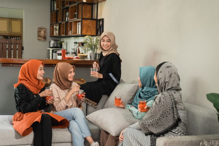 Lebaran, pertanyaan klise, kapan nikah, Psikolog Ungkap Alasan Kerabat Sering Tanya “Kapan Nikah” dan “Kapan Punya Anak” Saat Lebaran, 1. Keterbatasan social script, 2. Adanya proyeksi nilai (projection), 3. Adanya upaya mencari koneksi tapi gagal, 1. Strategi umum: the art of deflection, 2. Naskah jawaban untuk pertanyaan spesifik, 3. Menghadapi "kerabat yang gigih"