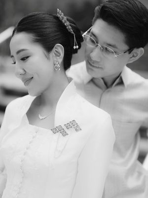 inspirasi lamaran, teuku rassya pacar, teuku rassya dan cleantha islan, cleantha islan dan teuku rassya, cleantha islan, 7 Gaya Lamaran Teuku Rassya dan Cleantha Islan, Serasi Nuansa Pastel, 1. Nuansa pastel yang lembut dan menenangkan, 2. Cleantha tampil anggun dalam kebaya modern, 3. Sentuhan ulos, 4. Teuku Rassya dengan kemeja tenun bernuansa senada, 5. Perpaduan bahan satin dan songket, 6. Aksesori minimalis, fokus pada kesan elegan, 7. Tata rambut dan makeup