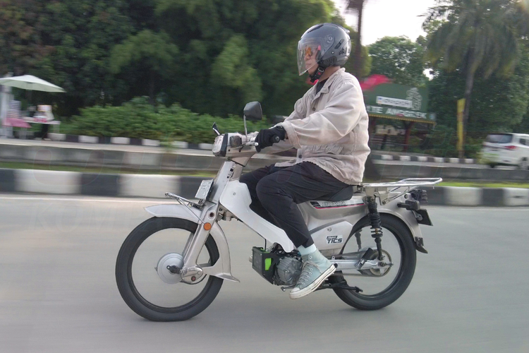 Tics EV, motor, Honda, Honda C700, Jajal Honda C700 Listrik, Bebek Listrik yang Masih Punya Gigi, Tetap Klasik Tanpa Ubah Rangka, Sensasi Berkendara: Ada "Engine Brake", Spesifikasi dan Performa, Biaya dan Catatan