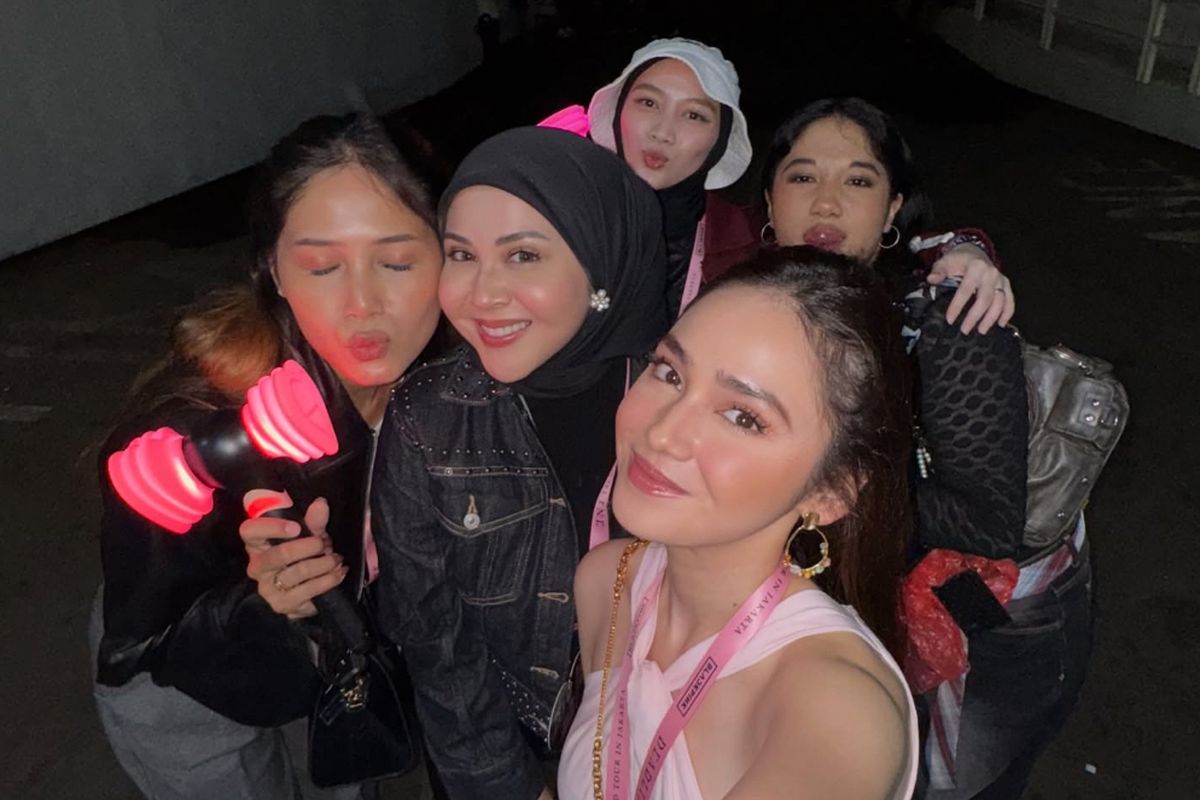 Ayu Ting Ting, Nagita Slavina, Syifa Hadju, BLACKPINK, Aaliyah Massaid, konser Blackpink, Enzy Storia, konser blackpink jakarta, konser blackpink 2025, Gaya 13 Seleb Menonton Konser BLACKPINK di Jakarta, Aurel Pakai Baju Arsy, 1. Syahnaz Sadiqah, 2. Aaliyah Massaid, 3. Nagita Slavina, 4. Kiky Saputri, 5. Enzy Storia, 6. Ayu Ting Ting, 7. Melody Laksani, 7. Hesti Purwadinata, 8. Aurel Hermansyah & Arsy Hermansyah, 9. Kesha Ratuliu, 10. Syifa Hadju, 11. Ashanty, 12. Anang Hermansyah, 13. Beby Tsabina