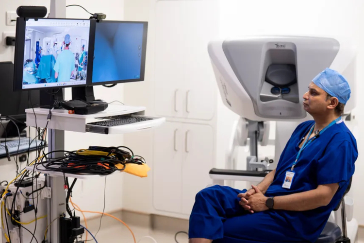 robotik, telesurgery, London, Dokter di London Operasi Pasien 2.400 Km Jauhnya, Jadi pasien uji coba, Operasi dari jarak 2.400 km, Cara kerja operasi jarak jauh, Uji coba lanjutan