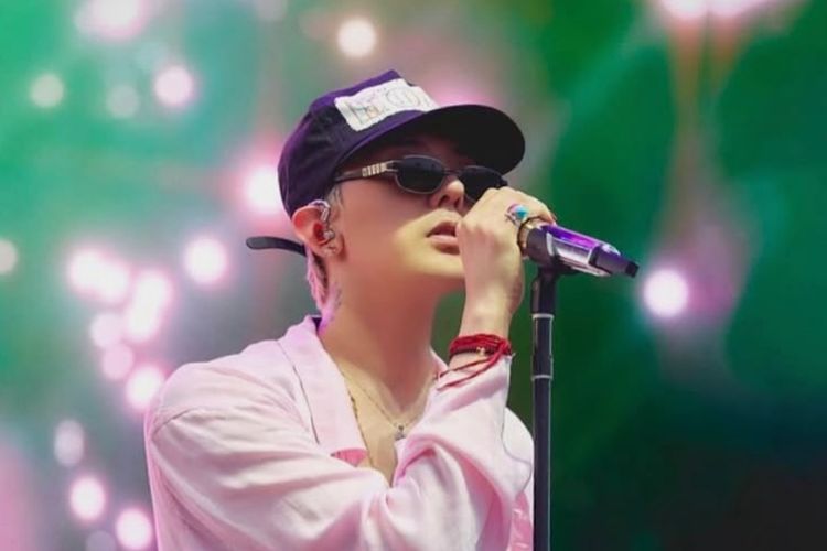 style ala G-Dragon, g-dragon usia, konser g-dragon jakarta 2025, style g-dragon, 6 Style Nyentrik ala G-Dragon, Enggak Pernah Salah Kostum!, 1. Setelan Biru Muda dengan Sentuhan Kasual, 2. All Black dengan Aksen Bling-bling, 3. Cardigan Biru dengan Rambut Oranye, 5. Denim Total dengan Aksen Colorful, 6. Street Style Pink Minimalis