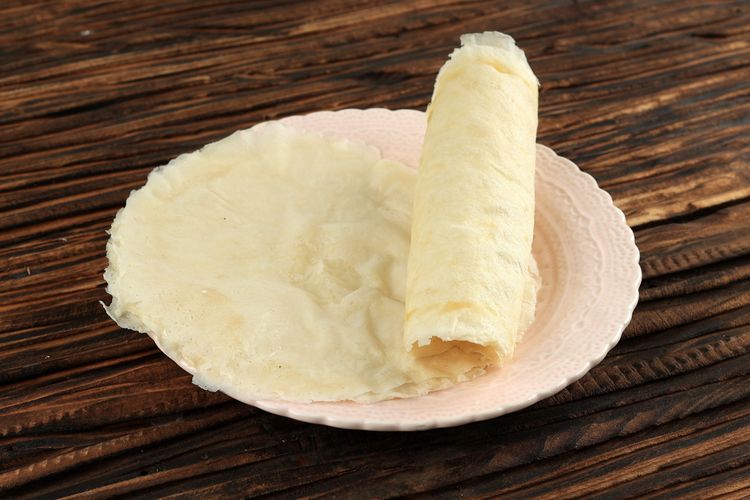kulit lumpia, kulit lumpia lentur, cara membuat kulit lumpia, Resep Kulit Lumpia Lentur dan Tak Mudah Pecah, Pakai Teknik Ini!