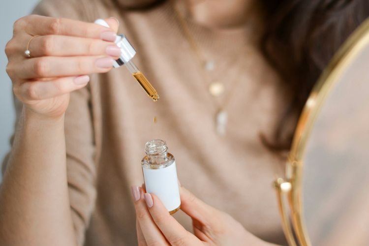 skincare, urutan skincare yang benar, rangkaian skincare malam, skincare usia 40 tahun keatas, skincare malam hari, skincare malam hari apa saja, skincare umur 40 ke atas, skincare buat umur 40 tahun, Urutan Skincare Malam untuk Usia 40 Tahun ke Atas, Kulit Tetap Kencang dan Lembap, 1. Hapus makeup, 2. Cuci muka, 3. Gunakan serum, 4. Oleskan moisturizer, 5. Gunakan face oil