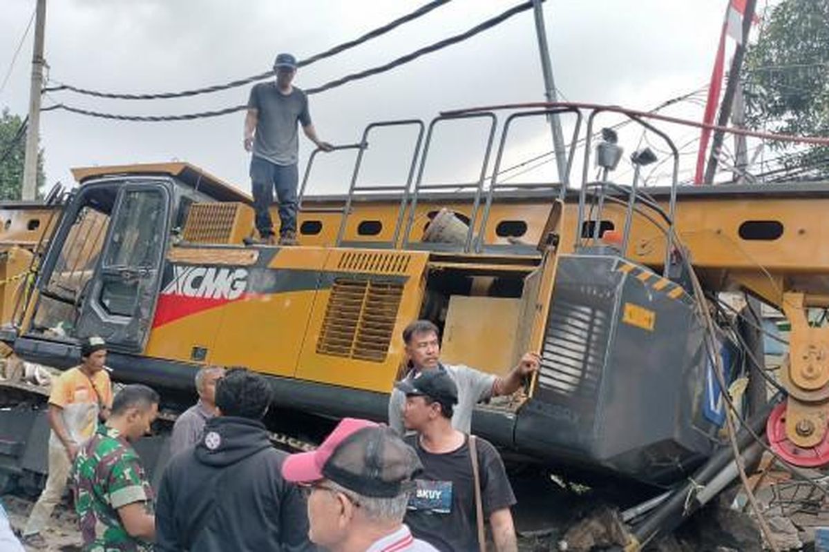 Semarang, tanjakan Gombel Semarang, rumah tertimpa, tanjakan gombel, rumah tertimpa alat berat, rumah tertimpa alat berat di Tanjakan gombel, Ibu di Semarang Selamat Saat Rumah Tertimpa Alat Berat 70 Ton di Tanjakan Gombel Lama, Kronologi Kecelakaan Alat Berat di Tanjakan Gombel Lama, Korban Terjebak Reruntuhan Selama 30 Menit, Rumah Rusak Berat dan Fasilitas Umum Terdampak, Evakuasi Alat Berat Gunakan Dua Unit Crane