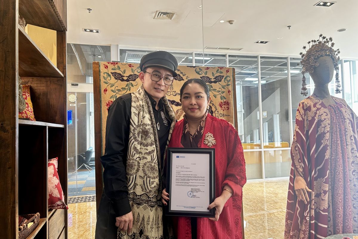 Era Soekamto, UNESCO, Rinaldy A Yunardi, Rinaldy Yunardi, era soekamto, era soekamto batik, penghargaan unesco untuk era soekamto, era soekamto dan rinaldy yunardi dapat penghargaan unesco, Era Soekamto dan Rinaldy A. Yunardi Raih Penghargaan UNESCO Berkat Komitmen Lestarikan Batik