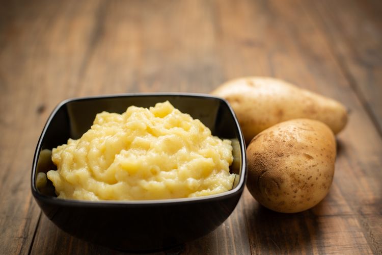 mashed potatoes, kentang tumbuk, Mashed potatoes, mashed potatoes adalah, 6 Kesalahan Ini Bikin Mashed Potatoes Kurang Lezat, 1. Memotong kentang dengan ukuran tidak merata, 2. Tidak memberi garam pada air rebusan, 3. Menghaluskan kentang dalam keadaan dingin, 4. Menggunakan blender, 5. Terlalu sedikit menambahkan cairan, 6. Takut menggunakan garam dan mentega