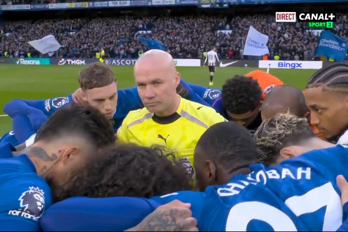 Premier League, Chelsea, Pelatih Chelsea Bicara Situasi Unik Wasit di Tengah Kerumunan Pemain