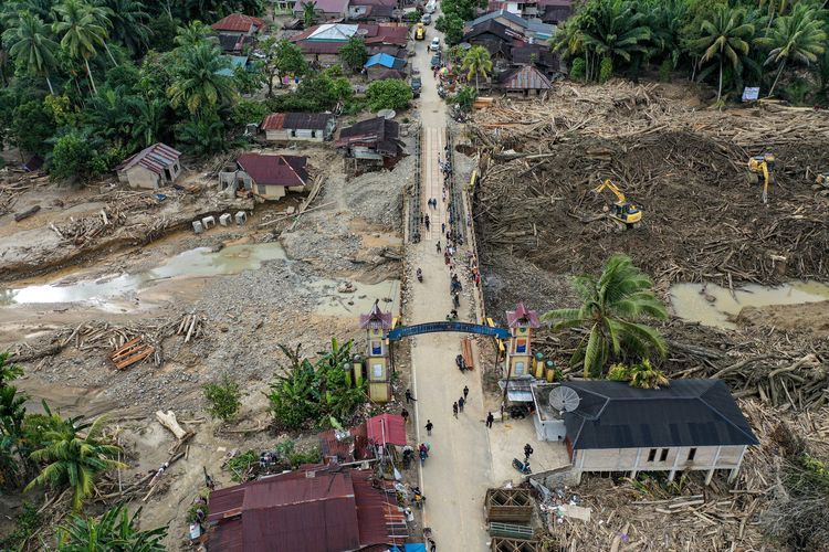 Tapanuli Tengah, Tiga Pekan Pascabanjir Tapteng, Anak-anak Penyintas Banjir Terserang Gatal-gatal hingga ISPA, Anak Penyintas Banjir Alami Gatal-gatal dan Bapil, Minim Air Bersih dan Nyamuk Perparah Kondisi Kesehatan, Tiga Pekan Mengungsi, Penyintas Hanya Konsumsi Mi Instan, Ribuan Pasien Pascabanjir, Puskesmas Tukka Ikut Terendam, Data Dampak Banjir Tapteng