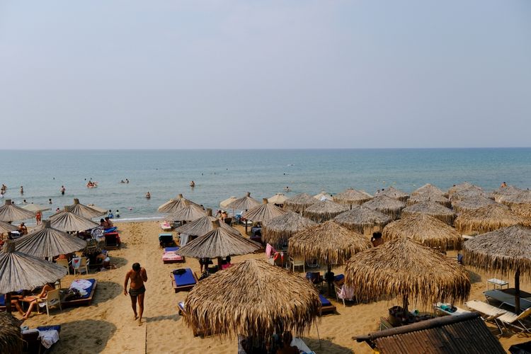 overtourism, sunbed, Yunani Hadapi Overtourism, 251 Pantai Wajib Alami Tanpa Fasilitas Turis