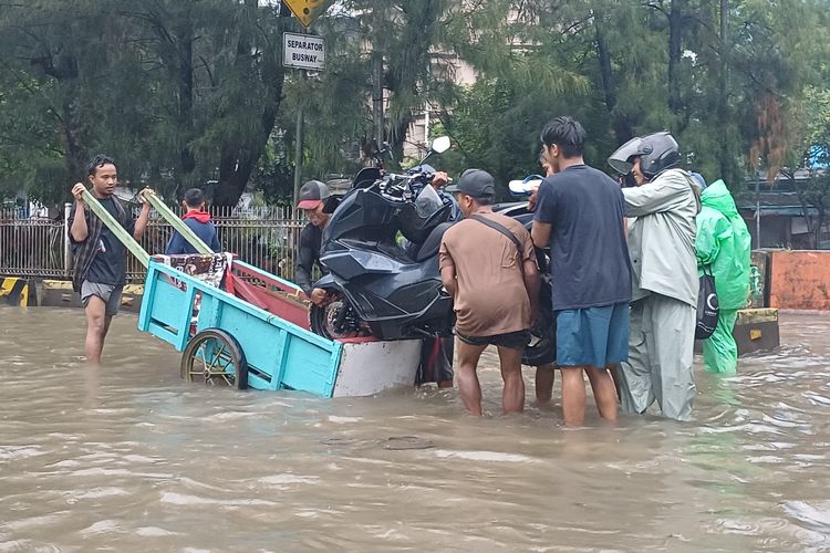 motor, mogok, water hammer, Langkah darurat, banjir, Pengendara Wajib Tahu Cara Penanganan Awal Motor Mogok karena Banjir